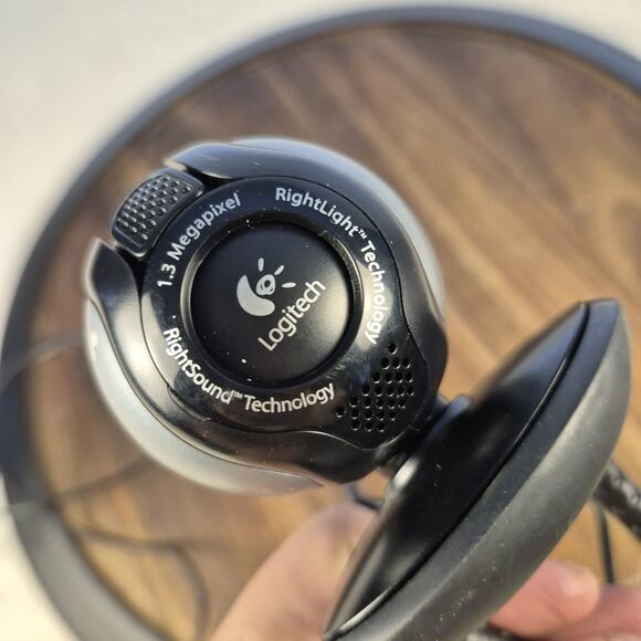 Logitech 1:3 Megapixel External USB Webcam - Picture 9 of 10